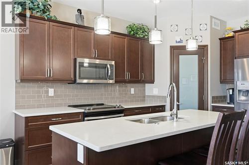 2 433 Palmer Crescent, Warman, SK - Indoor Photo Showing Kitchen With Double Sink With Upgraded Kitchen