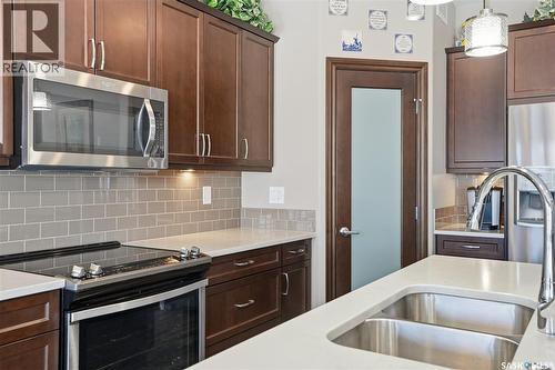 2 433 Palmer Crescent, Warman, SK - Indoor Photo Showing Kitchen With Double Sink With Upgraded Kitchen