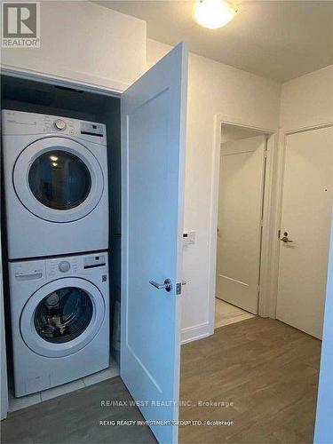 404 - 70 Annie Craig Drive, Toronto, ON - Indoor Photo Showing Laundry Room