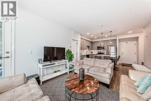 316, 200 Shawnee Square Sw, Calgary, AB - Indoor Photo Showing Living Room