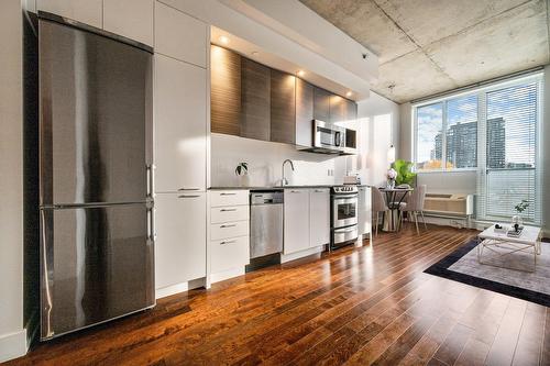Cuisine - 206-888 Rue Wellington, Montréal (Ville-Marie), QC - Indoor Photo Showing Kitchen With Upgraded Kitchen