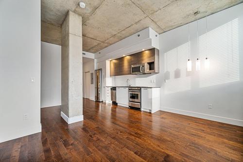 Salon - 206-888 Rue Wellington, Montréal (Ville-Marie), QC - Indoor Photo Showing Kitchen