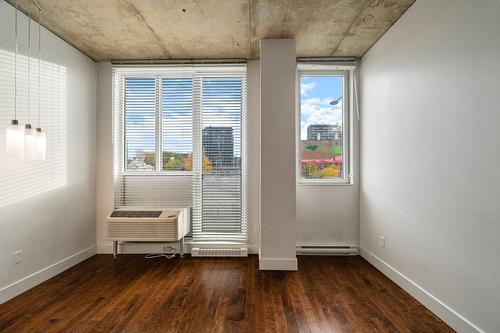 Salon - 206-888 Rue Wellington, Montréal (Ville-Marie), QC - Indoor Photo Showing Other Room