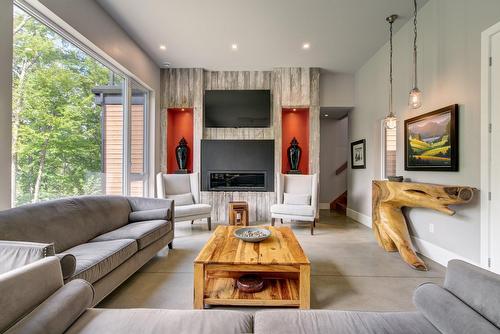 Salon - 4220 Rue Des Monarques, Sainte-Adèle, QC - Indoor Photo Showing Living Room With Fireplace