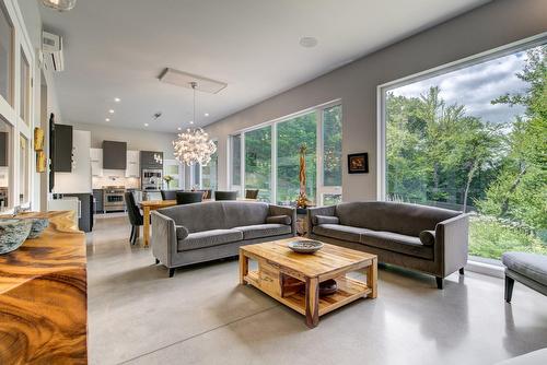 Salon - 4220 Rue Des Monarques, Sainte-Adèle, QC - Indoor Photo Showing Living Room