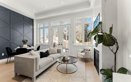 62 Burlingame Road, Toronto, ON - Indoor Photo Showing Living Room
