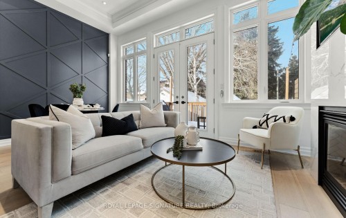 62 Burlingame Road, Toronto, ON - Indoor Photo Showing Living Room