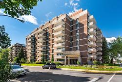 905-5790 Av. Rembrandt  Côte-Saint-Luc, QC H4W 2V2