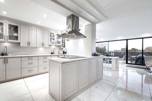 Cuisine - 905-5790 Av. Rembrandt, Côte-Saint-Luc, QC - Indoor Photo Showing Kitchen With Upgraded Kitchen