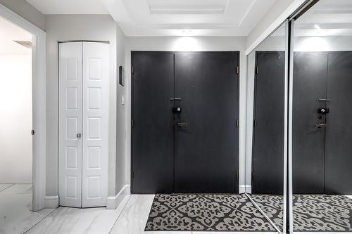 Hall d'entrée/Vestibule - 905-5790 Av. Rembrandt, Côte-Saint-Luc, QC - Indoor Photo Showing Bedroom