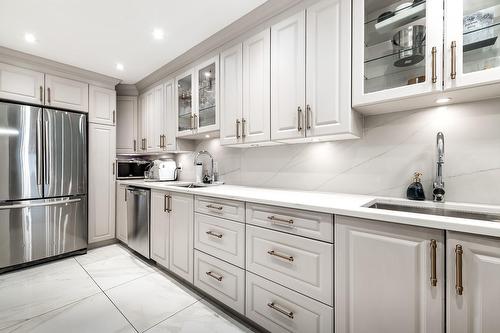 Cuisine - 905-5790 Av. Rembrandt, Côte-Saint-Luc, QC - Indoor Photo Showing Kitchen With Upgraded Kitchen