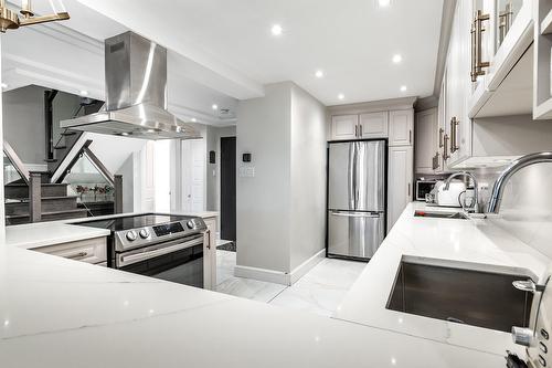 Cuisine - 905-5790 Av. Rembrandt, Côte-Saint-Luc, QC - Indoor Photo Showing Kitchen With Double Sink With Upgraded Kitchen