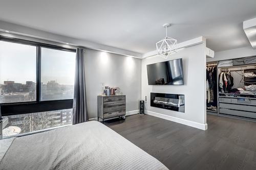 Chambre à coucher principale - 905-5790 Av. Rembrandt, Côte-Saint-Luc, QC - Indoor Photo Showing Other Room With Fireplace