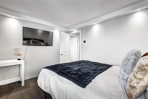 Chambre à coucher - 905-5790 Av. Rembrandt, Côte-Saint-Luc, QC - Indoor Photo Showing Bedroom