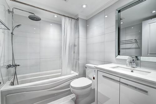 Salle de bains - 905-5790 Av. Rembrandt, Côte-Saint-Luc, QC - Indoor Photo Showing Bathroom