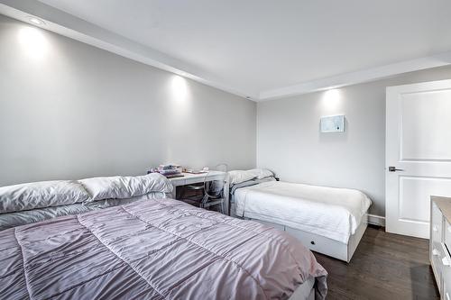 Chambre à coucher - 905-5790 Av. Rembrandt, Côte-Saint-Luc, QC - Indoor Photo Showing Bedroom