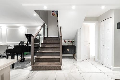 Escalier - 905-5790 Av. Rembrandt, Côte-Saint-Luc, QC - Indoor Photo Showing Other Room