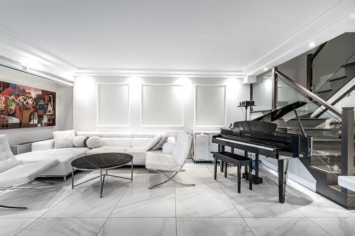 Salon - 905-5790 Av. Rembrandt, Côte-Saint-Luc, QC - Indoor