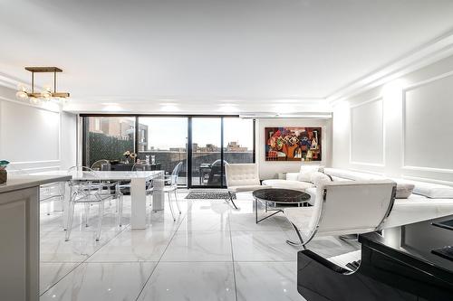 Salon - 905-5790 Av. Rembrandt, Côte-Saint-Luc, QC - Indoor