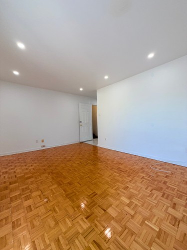 Salon - 8203 Rue Louis-Xiv, Montréal (Saint-Léonard), QC - Indoor