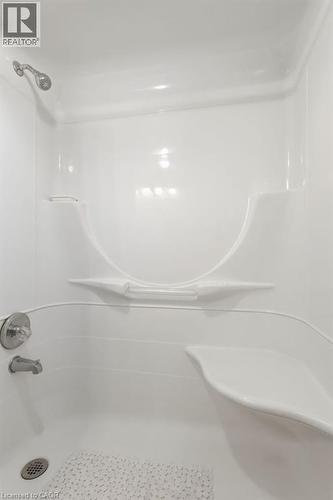 Full bath featuring a shower - 5119 Cherryhill Crescent, Burlington, ON - Indoor