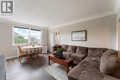 5 East 36Th Street Unit# 412B, Hamilton, ON - Indoor Photo Showing Living Room