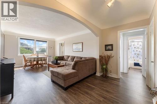 5 East 36Th Street Unit# 412B, Hamilton, ON - Indoor Photo Showing Living Room