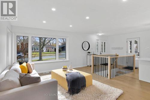 1092 Glendale Drive, Peterborough, ON - Indoor Photo Showing Living Room