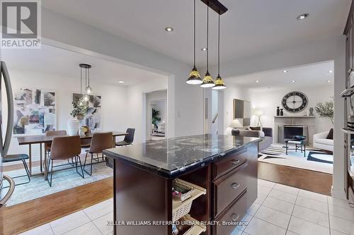 158 Walton Drive, Aurora, ON - Indoor Photo Showing Kitchen With Upgraded Kitchen