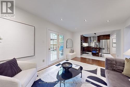 158 Walton Drive, Aurora, ON - Indoor Photo Showing Living Room