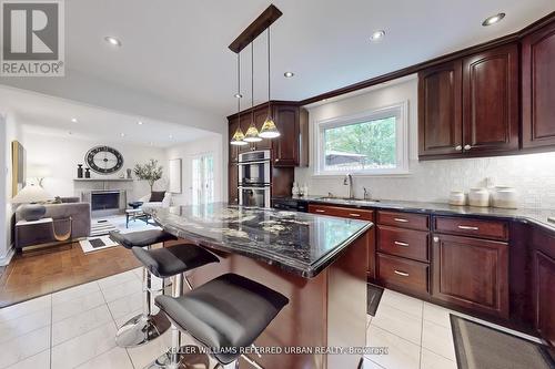 158 Walton Drive, Aurora, ON - Indoor Photo Showing Kitchen With Upgraded Kitchen