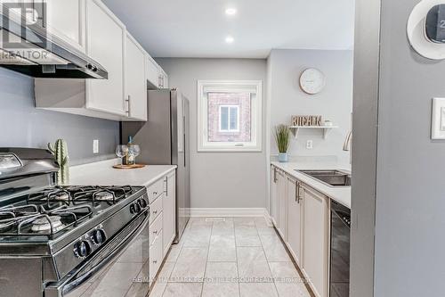 34 Coronation Parkway, Barrie, ON - Indoor Photo Showing Kitchen