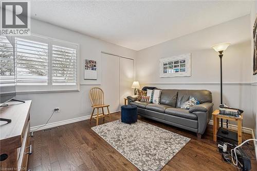 205 Highland Crescent Unit# 32, Kitchener, ON - Indoor Photo Showing Living Room