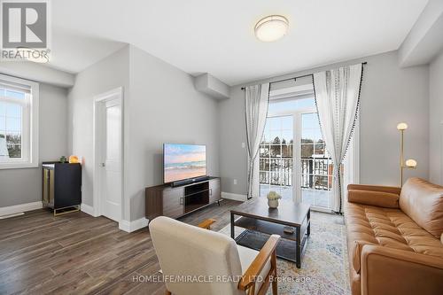 180 Benton Street, Kitchener, ON - Indoor Photo Showing Living Room