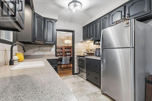 5119 Cherryhill Crescent, Burlington, ON - Indoor Photo Showing Kitchen With Double Sink With Upgraded Kitchen