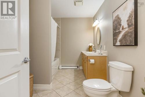 4 piece main bathroom - 5411 Saunders Lane, Halifax, NS - Indoor Photo Showing Bathroom