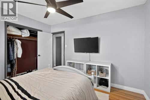 4112 19 Street Nw, Calgary, AB - Indoor Photo Showing Bedroom