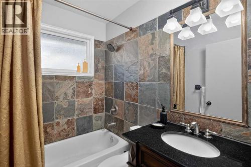 4112 19 Street Nw, Calgary, AB - Indoor Photo Showing Bathroom