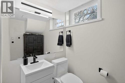 4112 19 Street Nw, Calgary, AB - Indoor Photo Showing Bathroom