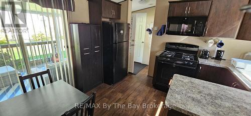 17 Chippewa Trail, Wasaga Beach, ON - Indoor Photo Showing Kitchen
