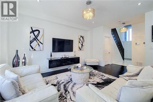 190 Bellagio Avenue, Stoney Creek, ON - Indoor Photo Showing Living Room