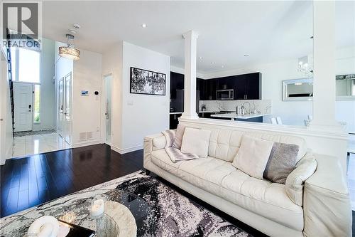 190 Bellagio Avenue, Stoney Creek, ON - Indoor Photo Showing Living Room