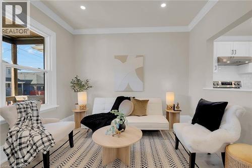 70 Robins Avenue, Hamilton, ON - Indoor Photo Showing Living Room