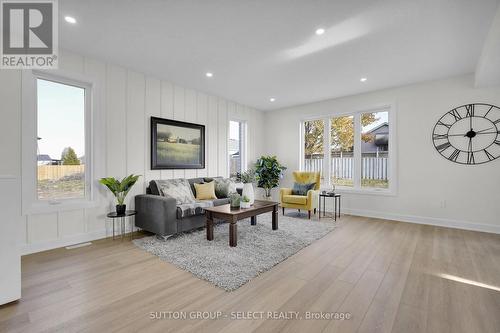 40 Lucas Road, St. Thomas, ON - Indoor Photo Showing Living Room