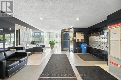 Elegant Entrance/Lobby - 809 - 127 Belmont Drive, London South (South O), ON - Indoor Photo Showing Other Room