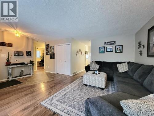 8101 Mission Heights Drive, Grande Prairie, AB - Indoor Photo Showing Living Room