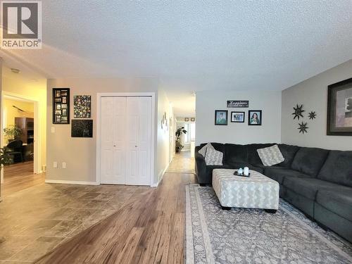 8101 Mission Heights Drive, Grande Prairie, AB - Indoor Photo Showing Living Room
