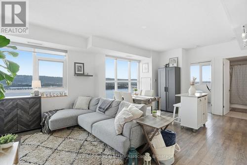 801 - 550 North Service Road, Grimsby, ON - Indoor Photo Showing Living Room