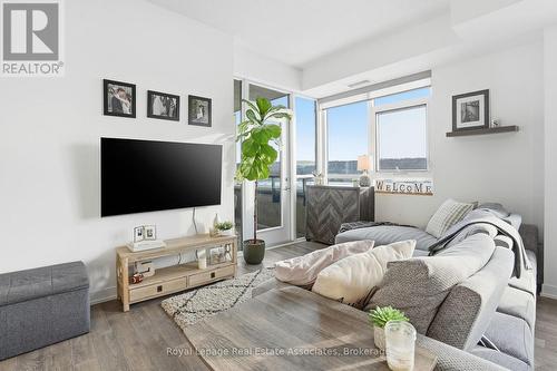 801 - 550 North Service Road, Grimsby, ON - Indoor Photo Showing Living Room
