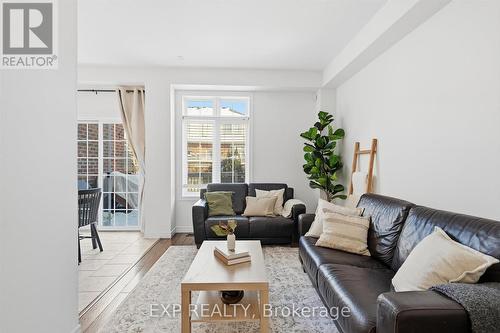45 Browview Drive, Hamilton, ON - Indoor Photo Showing Living Room